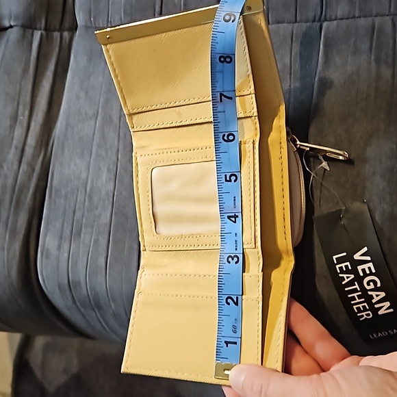 Chic Womens Beige Vegan Leather Wallet Gold Bow Button Clasp Zipper Pouch NWT - Picture 9 of 9